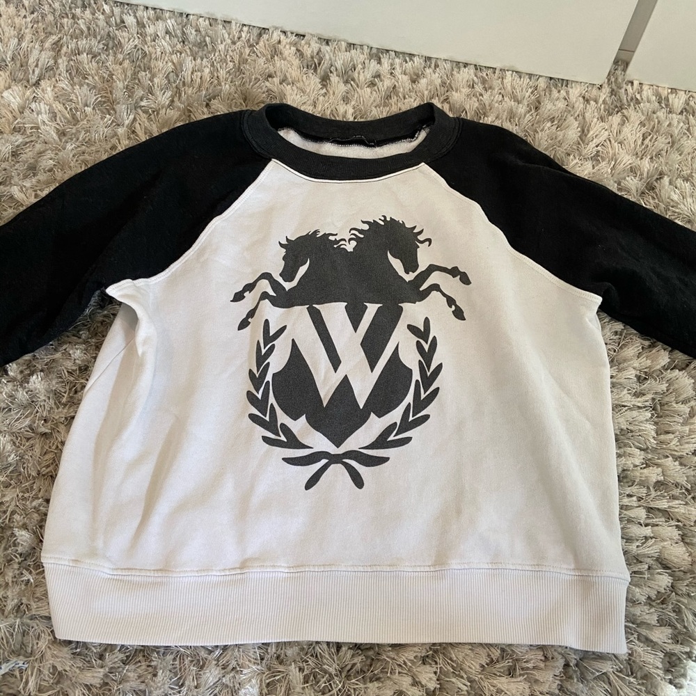 BLACK AND WHITE SWEATSHIRT